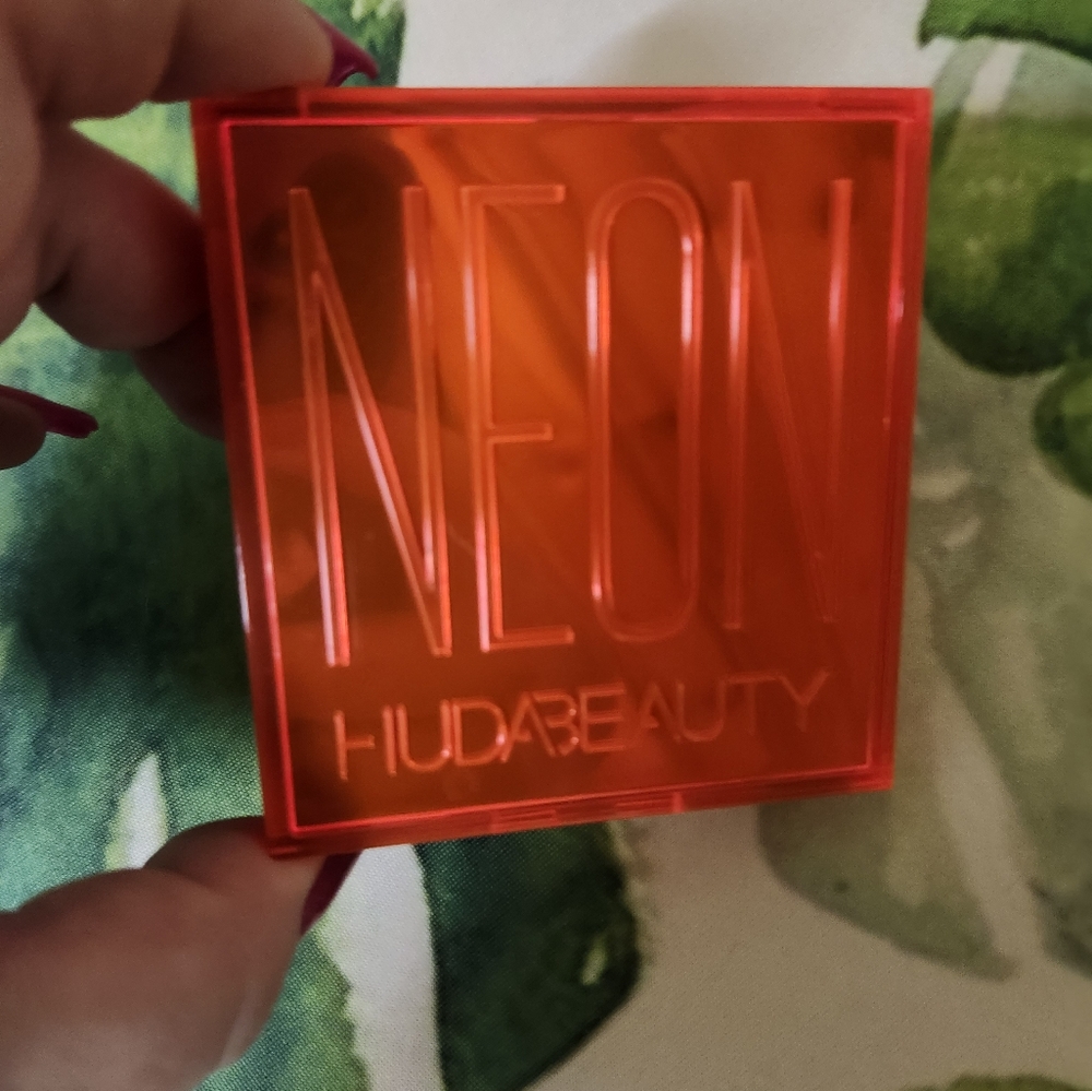 NWT Huda Neon pallet